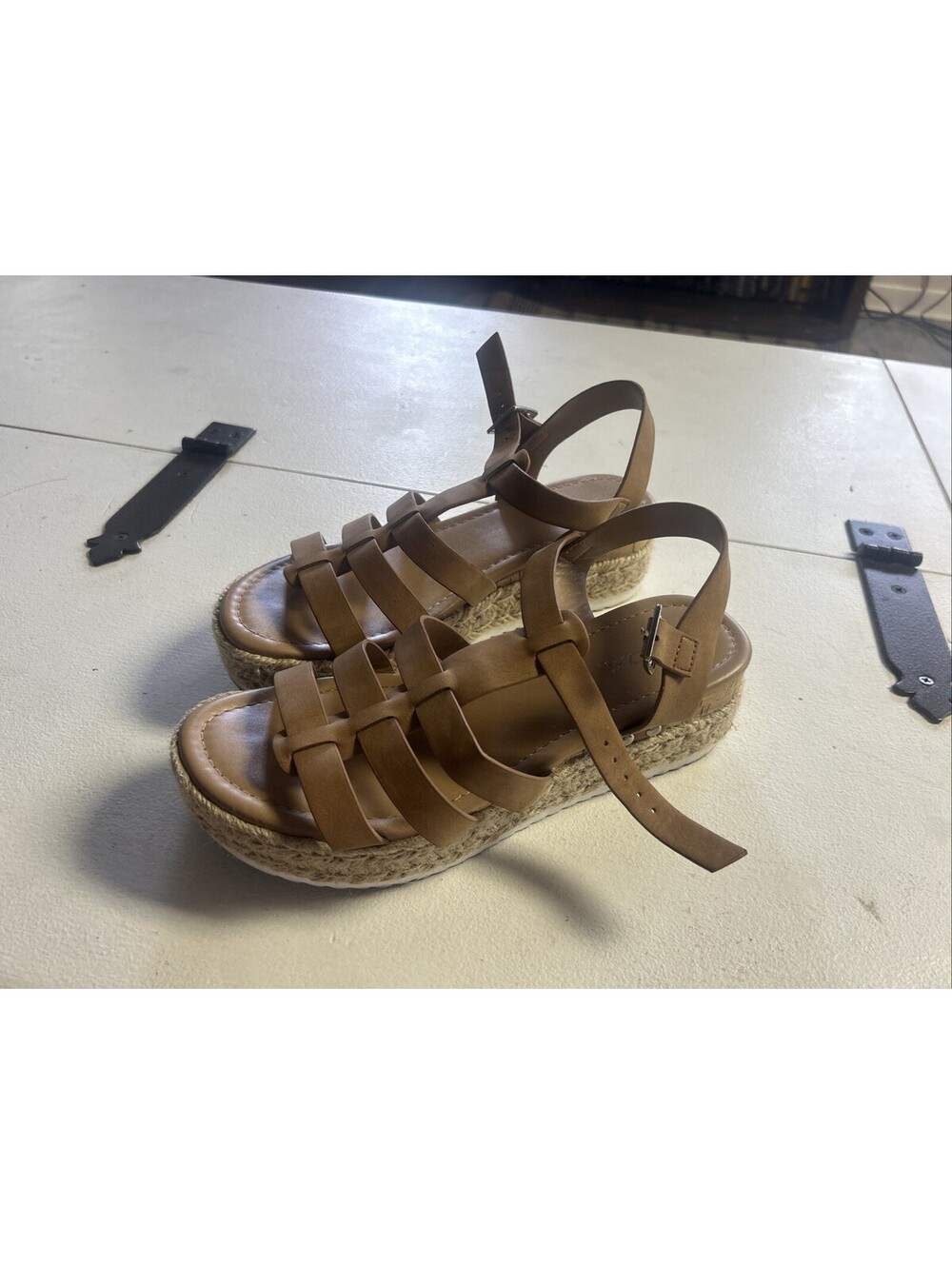 Soda Sandals Size 7 Women Tan